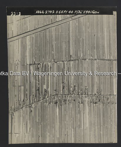 Luchtfoto Bergambacht (1944) uit de collectie Wageningen University WOII