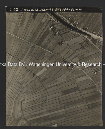Luchtfoto Alphen aan den Rijn (1944) uit de collectie Wageningen University WOII