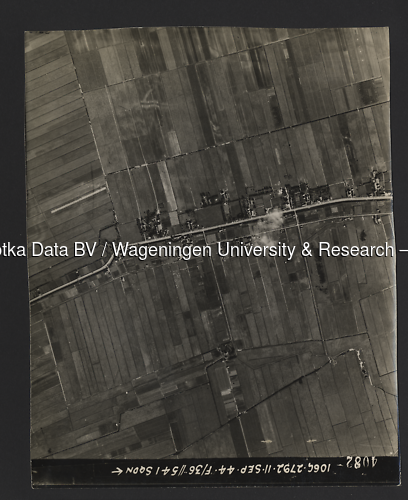 Luchtfoto Pijnacker (1944) uit de collectie Wageningen University WOII