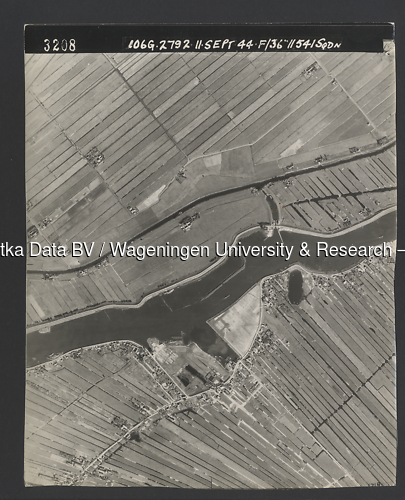 Luchtfoto Moordrecht (1944) uit de collectie Wageningen University WOII