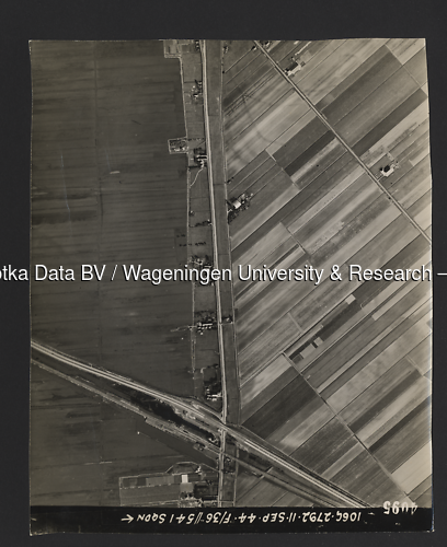 Luchtfoto Zevenhuizen (1944) uit de collectie Wageningen University WOII