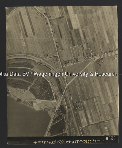 Luchtfoto Rotterdam (1944) uit de collectie Wageningen University WOII