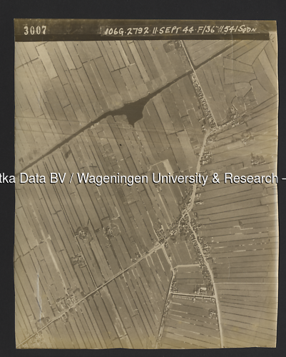 Luchtfoto Zoeterwoude (1944) uit de collectie Wageningen University WOII
