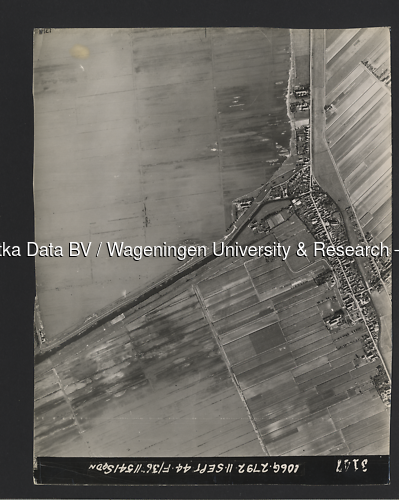Luchtfoto Zevenhuizen (1944) uit de collectie Wageningen University WOII