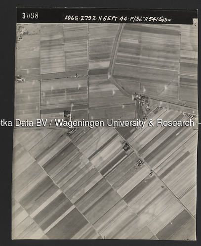 Luchtfoto Moerkapelle (1944) uit de collectie Wageningen University WOII