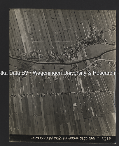 Luchtfoto Haastrecht (1944) uit de collectie Wageningen University WOII