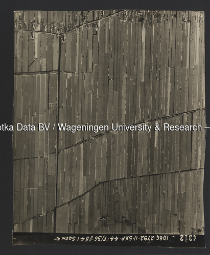 Luchtfoto Bergambacht (1944) uit de collectie Wageningen University WOII