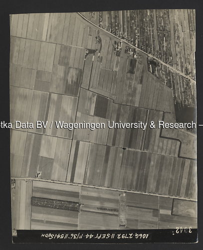 Luchtfoto Hazerswoude-Dorp (1944) uit de collectie Wageningen University WOII