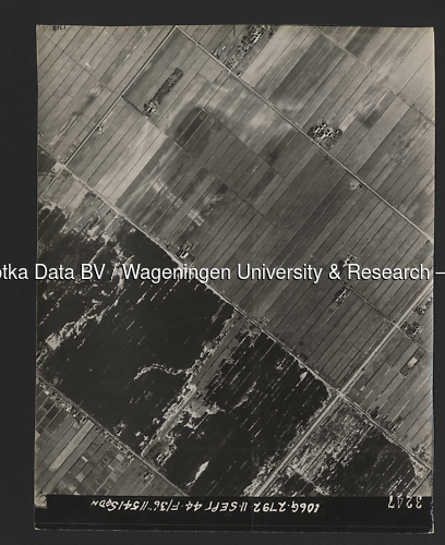 Luchtfoto Nieuwerkerk aan den IJssel (1944) uit de collectie Wageningen University WOII