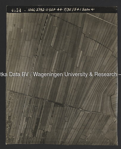 Luchtfoto Alphen aan den Rijn (1944) uit de collectie Wageningen University WOII