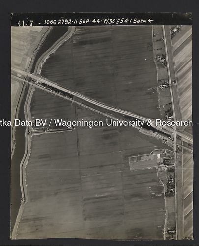 Luchtfoto Zevenhuizen (1944) uit de collectie Wageningen University WOII