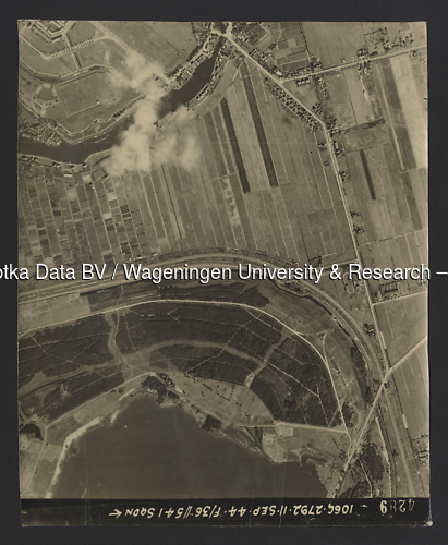 Luchtfoto Rotterdam (1944) uit de collectie Wageningen University WOII