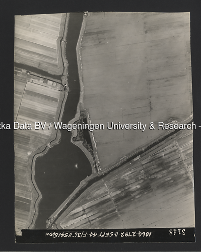 Luchtfoto Zevenhuizen (1944) uit de collectie Wageningen University WOII