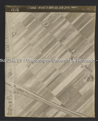 Luchtfoto Moerkapelle (1944) uit de collectie Wageningen University WOII