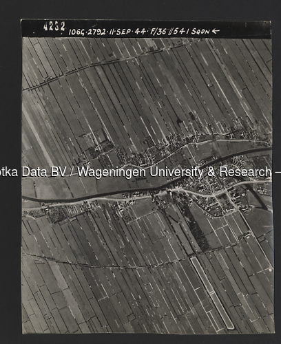 Luchtfoto Haastrecht (1944) uit de collectie Wageningen University WOII
