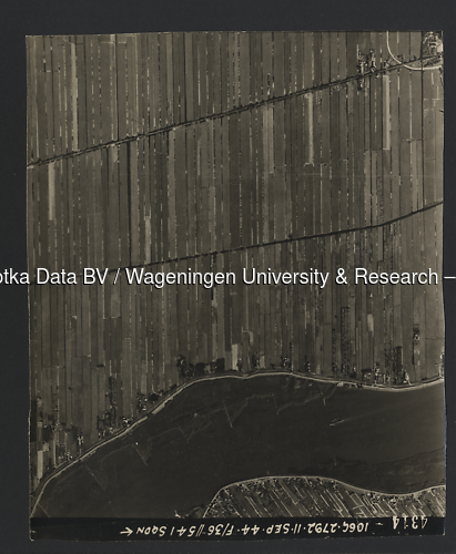 Luchtfoto Bergambacht (1944) uit de collectie Wageningen University WOII