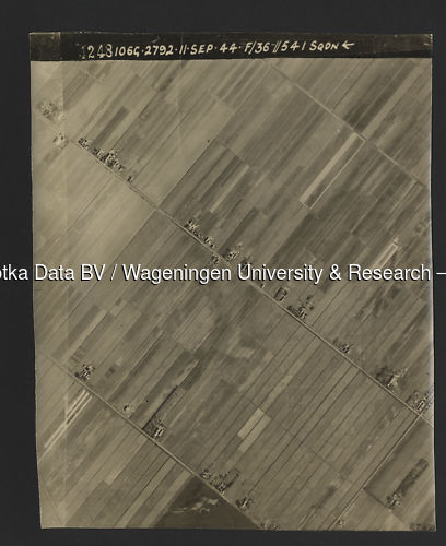 Luchtfoto Zevenhuizen (1944) uit de collectie Wageningen University WOII