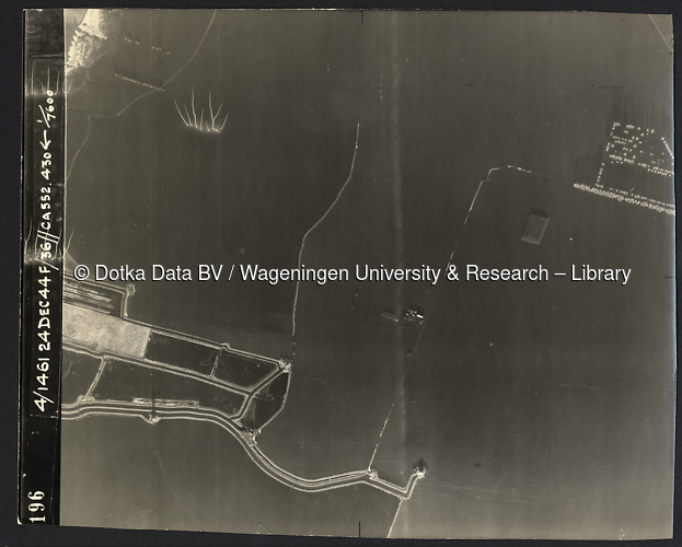 Luchtfoto Dussen (1944) uit de collectie Wageningen University WOII