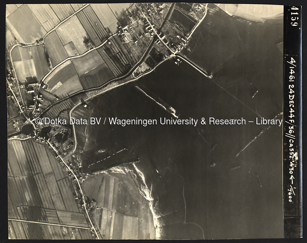 Luchtfoto Almkerk (1944) uit de collectie Wageningen University WOII