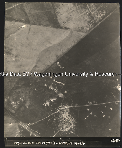 Luchtfoto Arnhem (1944) uit de collectie Wageningen University WOII