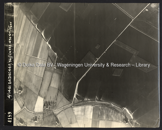 Luchtfoto Almkerk (1944) uit de collectie Wageningen University WOII