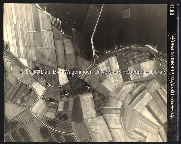 Luchtfoto Almkerk (1944) uit de collectie Wageningen University WOII