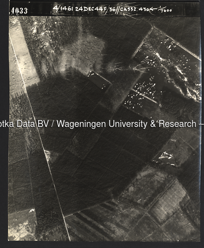 Luchtfoto Deelen (1944) uit de collectie Wageningen University WOII