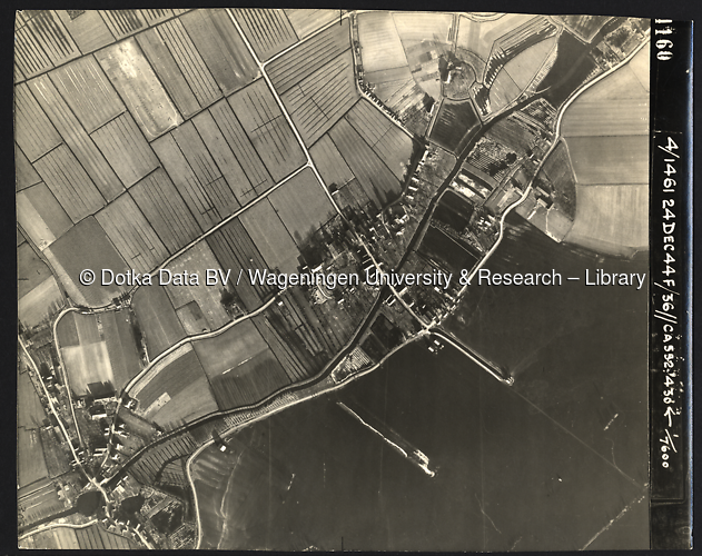 Luchtfoto Almkerk (1944) uit de collectie Wageningen University WOII