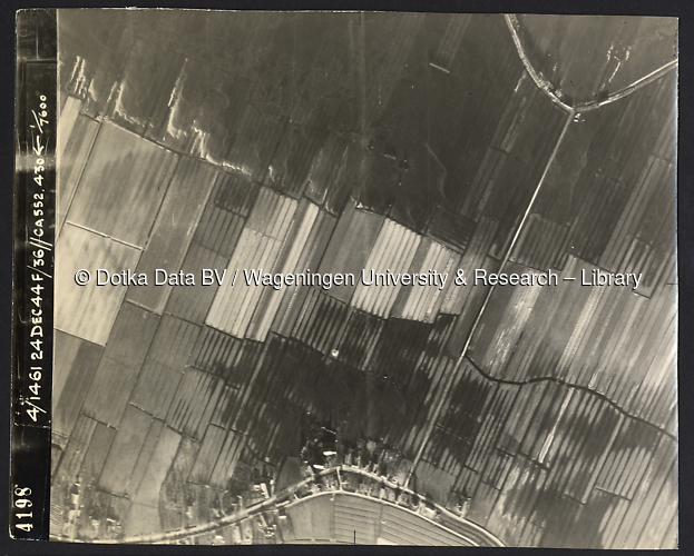 Luchtfoto Dussen (1944) uit de collectie Wageningen University WOII