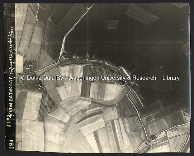 Luchtfoto Almkerk (1944) uit de collectie Wageningen University WOII
