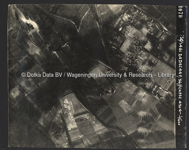 Luchtfoto Arnhem (1944) uit de collectie Wageningen University WOII