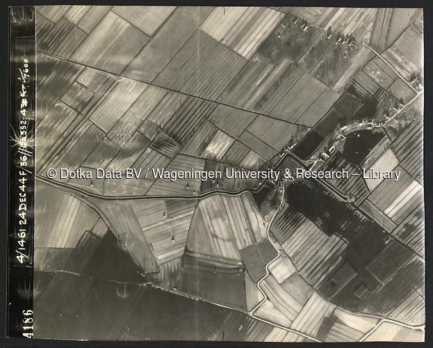 Luchtfoto Woudrichem (1944) uit de collectie Wageningen University WOII