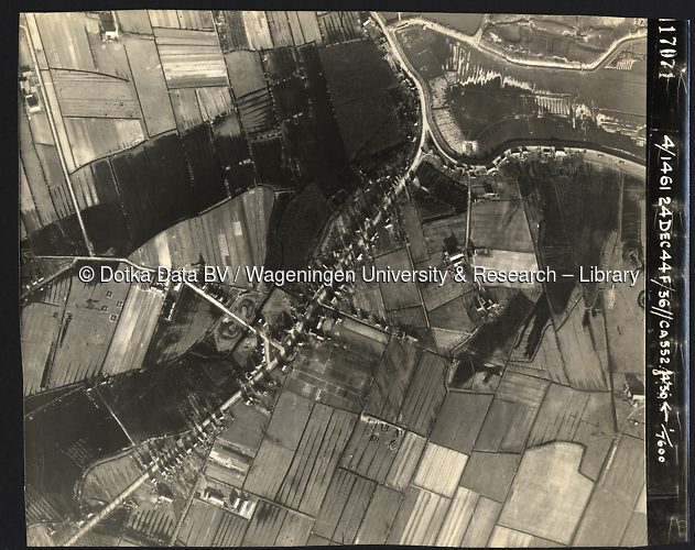 Luchtfoto Sleeuwijk (1944) uit de collectie Wageningen University WOII