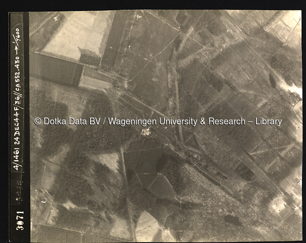 Luchtfoto Arnhem (1944) uit de collectie Wageningen University WOII