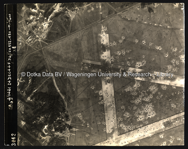 Luchtfoto Deelen (1944) uit de collectie Wageningen University WOII