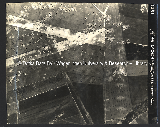 Luchtfoto Deelen (1944) uit de collectie Wageningen University WOII