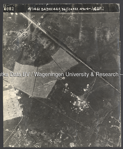 Luchtfoto Arnhem (1944) uit de collectie Wageningen University WOII