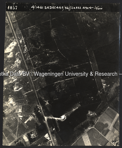 Luchtfoto Deelen (1944) uit de collectie Wageningen University WOII