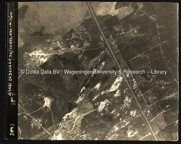 Luchtfoto Deelen (1944) uit de collectie Wageningen University WOII