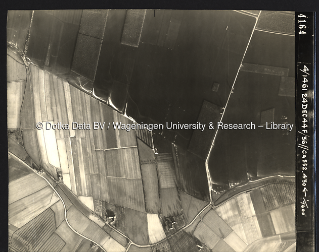 Luchtfoto Almkerk (1944) uit de collectie Wageningen University WOII