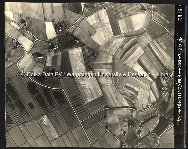 Luchtfoto Almkerk (1944) uit de collectie Wageningen University WOII