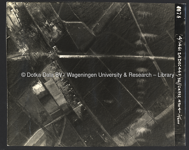 Luchtfoto Arnhem (1944) uit de collectie Wageningen University WOII