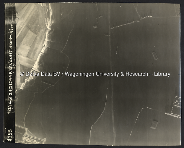 Luchtfoto Almkerk (1944) uit de collectie Wageningen University WOII