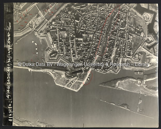 Luchtfoto Gorinchem (1944) uit de collectie Wageningen University WOII