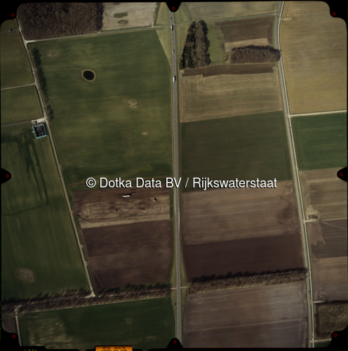 Luchtfoto Drouwen (2002) uit de collectie Rijkswaterstaat Centrale Informatievoorziening