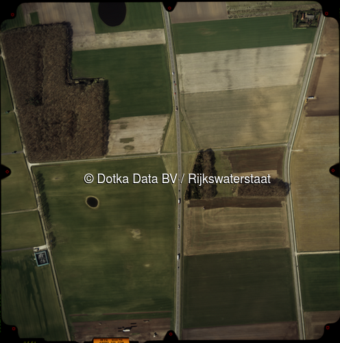 Luchtfoto Drouwen (2002) uit de collectie Rijkswaterstaat Centrale Informatievoorziening
