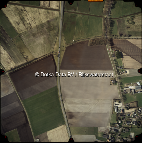 Luchtfoto Ees (2002) uit de collectie Rijkswaterstaat Centrale Informatievoorziening