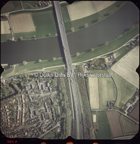Luchtfoto Ravenstein (2002) uit de collectie Rijkswaterstaat Centrale Informatievoorziening