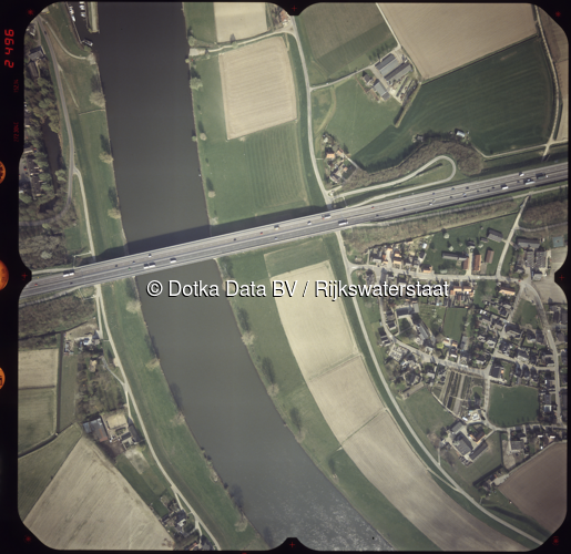 Luchtfoto Niftrik (2002) uit de collectie Rijkswaterstaat Centrale Informatievoorziening