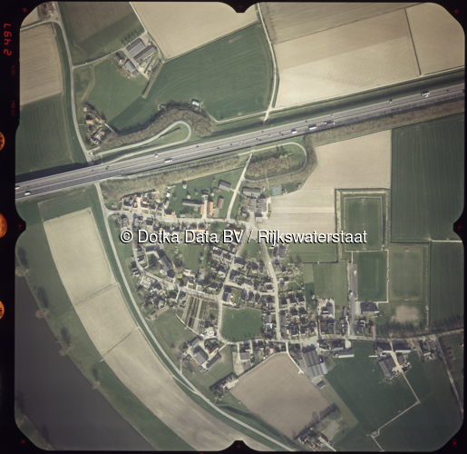 Luchtfoto Niftrik (2002) uit de collectie Rijkswaterstaat Centrale Informatievoorziening